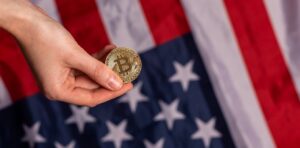 A new U.S. executive order aims to improve banking access for cryptocurrency companies by addressing concerns over unfair account closures and alleged regulatory pressure.